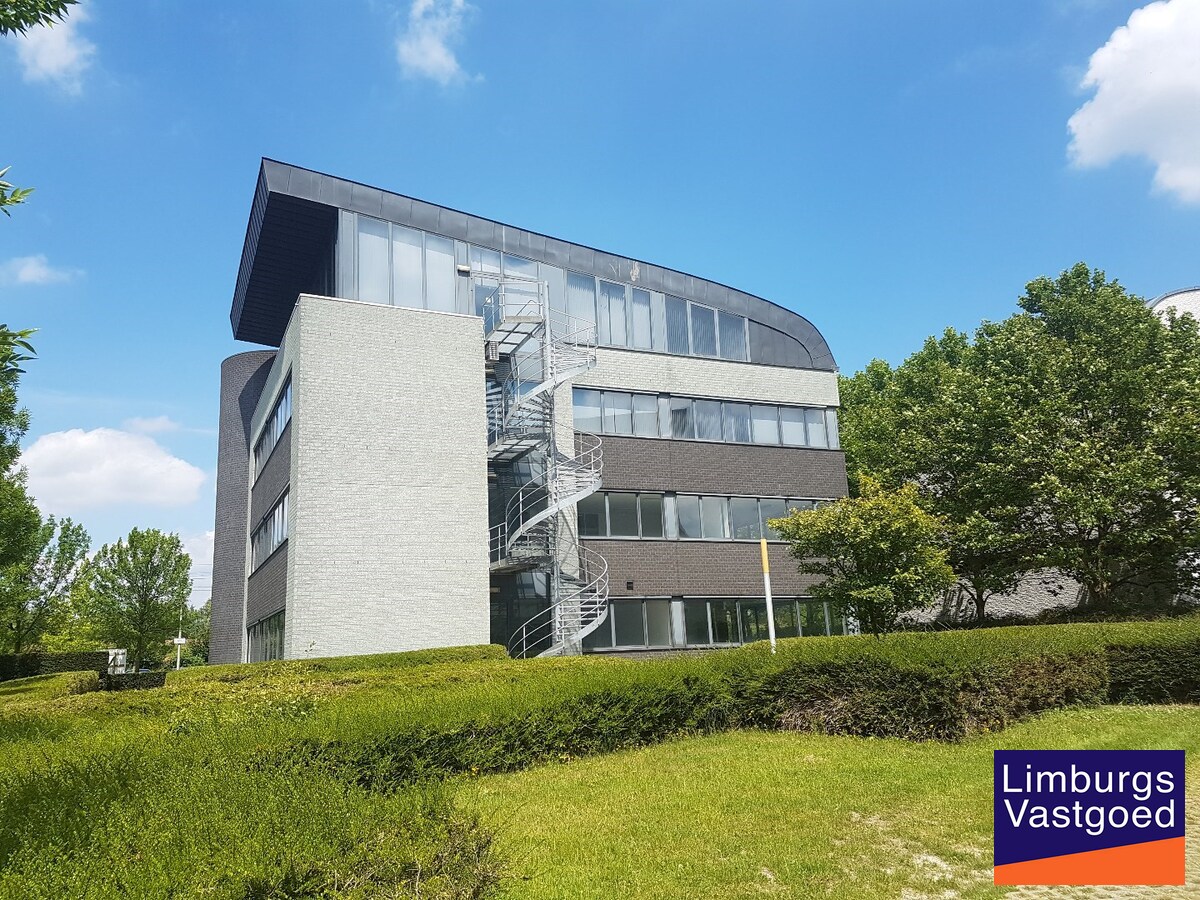 Kantoren - 780 m² - aan Grote Ring, achterzijde VOKA 