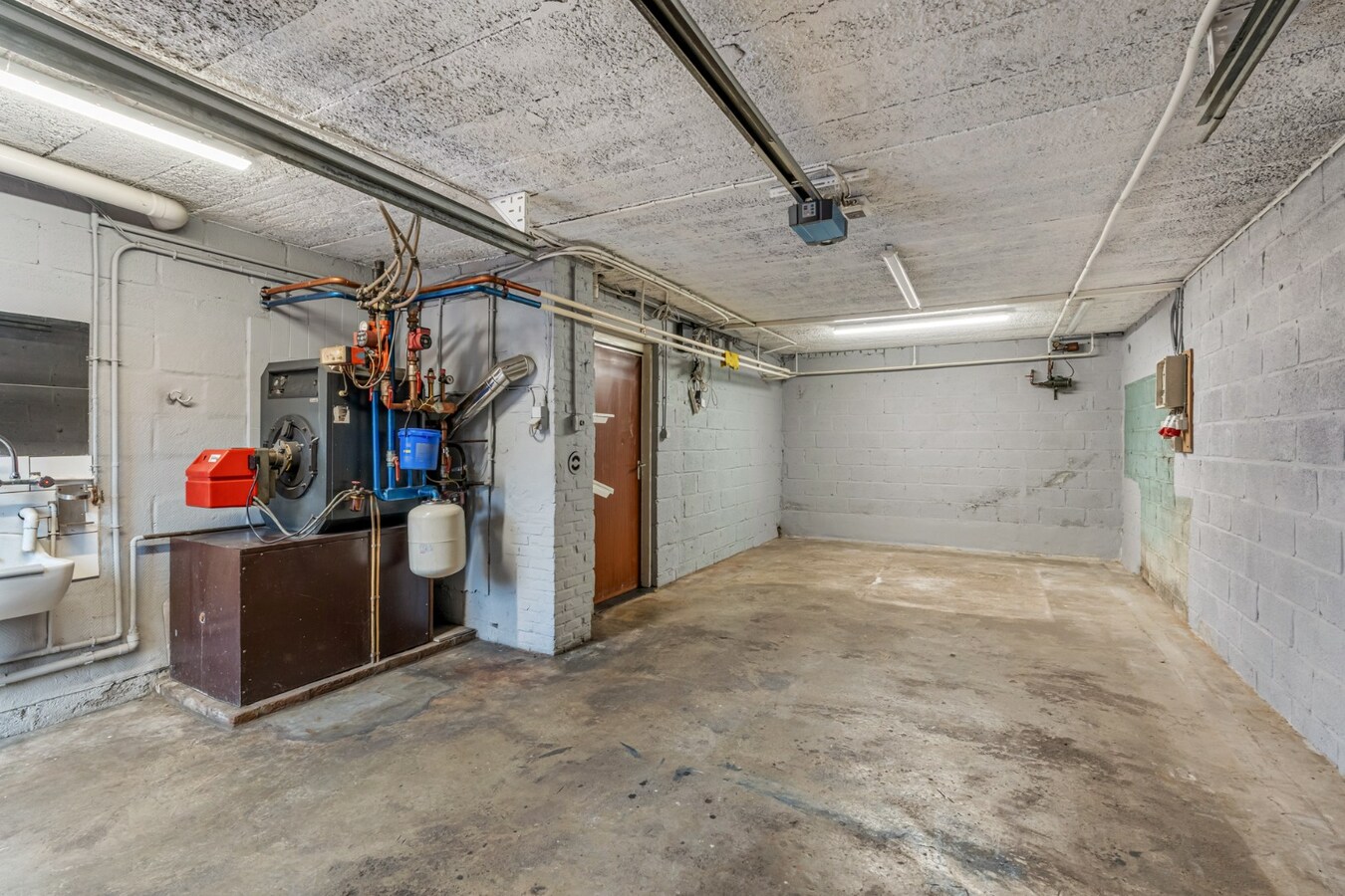 Halfvrijstaande woning op een perceel van 7a31ca, met aparte bureelruimte en inpandige garage! 