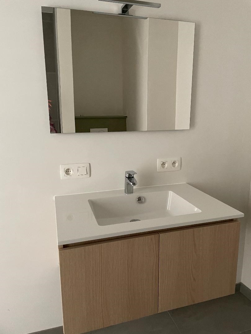 Recent twee slaapkamerapp. met autostaanplaats en terras 