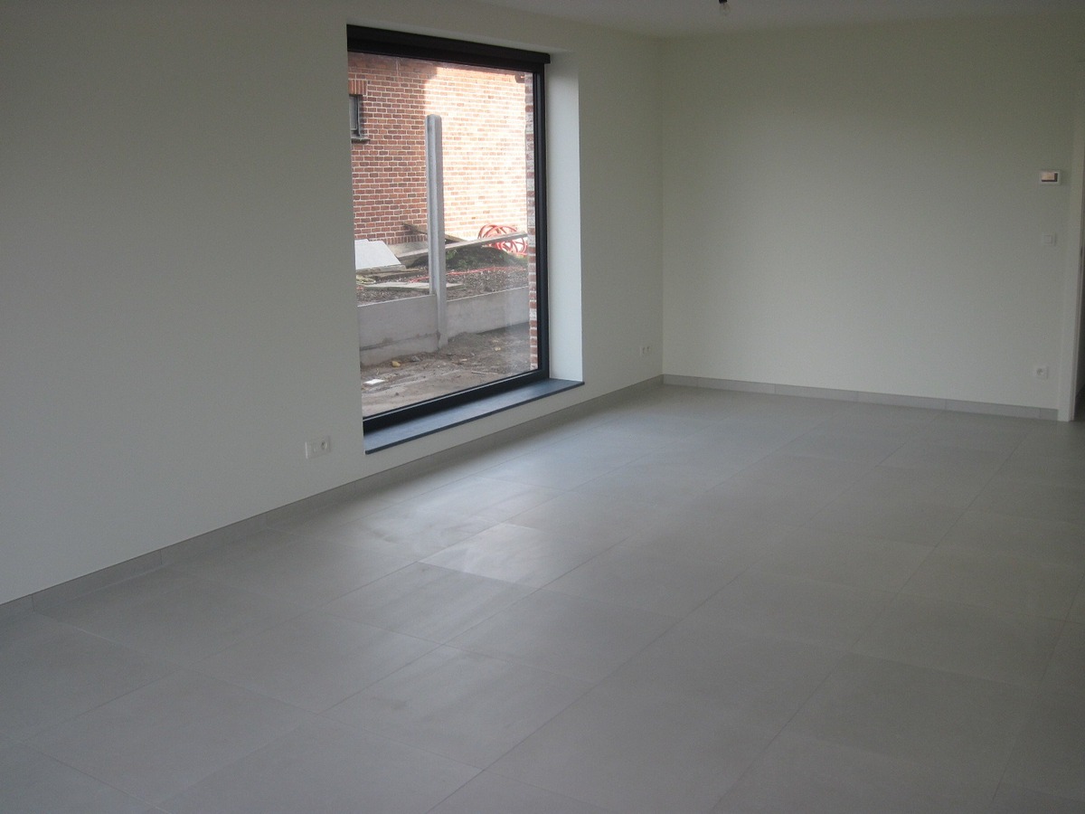 Splinternieuw ruim gelijkvloers appartement. 