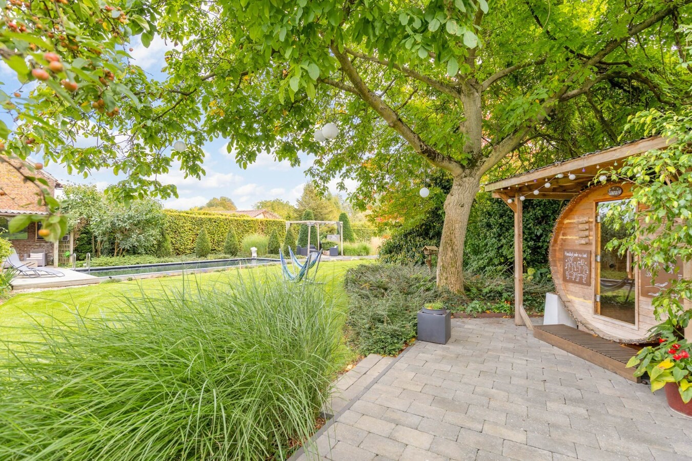 Instapklaar landhuis met bewezen B&amp;B, wellness, dierenfaciliteiten en uitzonderlijk privacy wonen en ondernemen in Maasmechelen. 