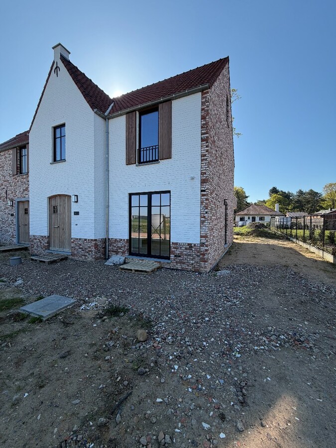 Volledig afgewerkte nieuwbouwwoning met 4 slaapkamers. 