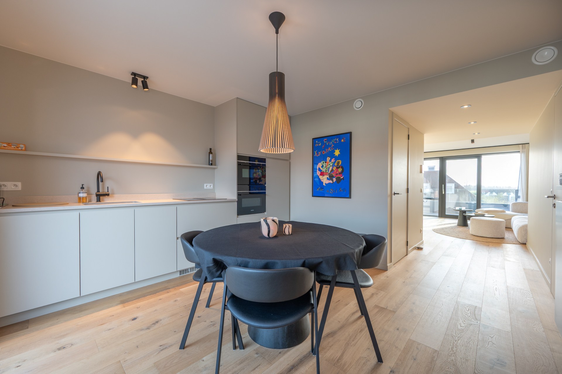 Cet appartement en duplex lumineux est situé à Duinenwater, combinant un agencement pratique avec des espaces extérieurs agréables et un emplacement calme au bord de l'eau. 