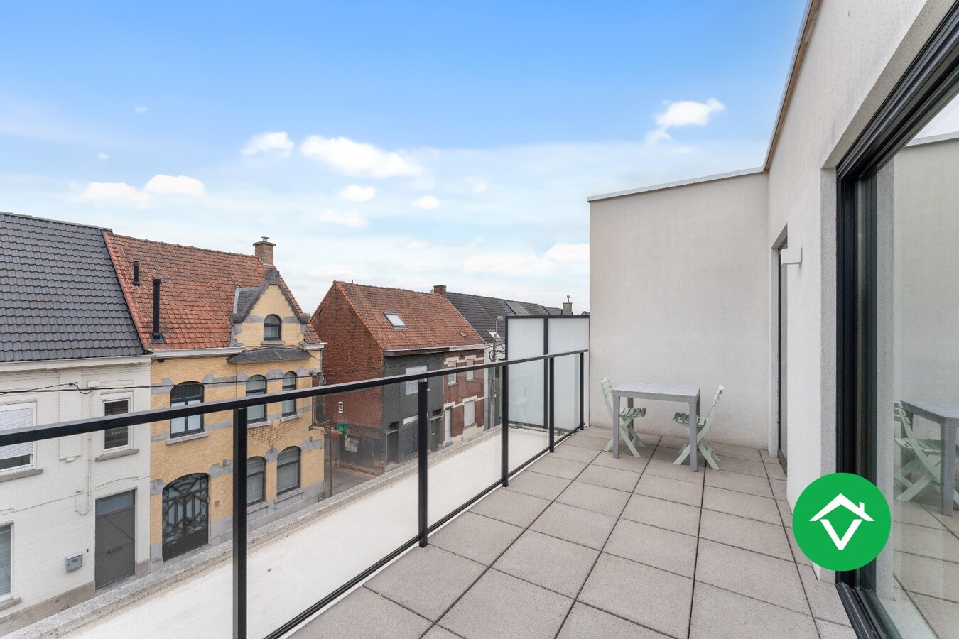 Recent, instapklaar appartement met één slaapkamer, ruim terras en autostaanplaats te Roeselare 