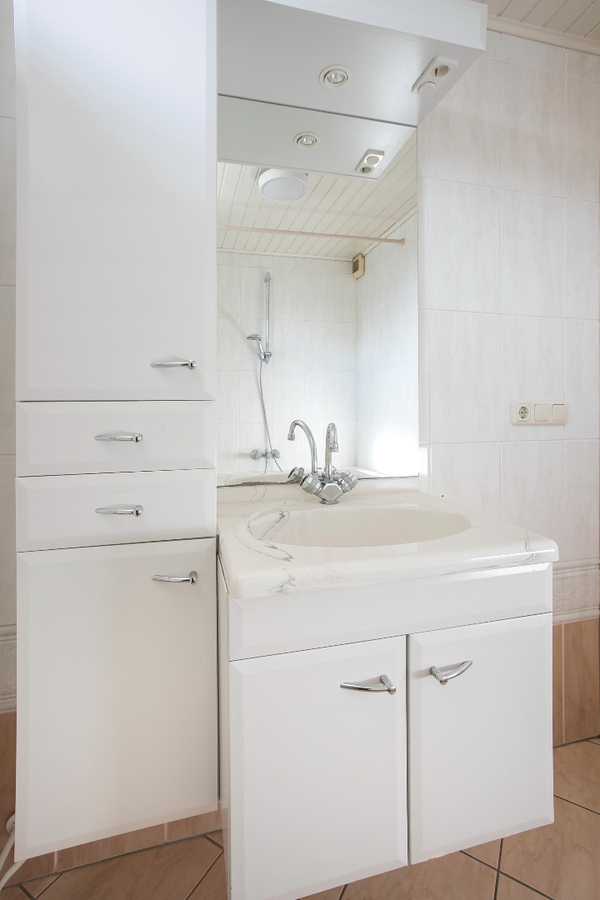 Eindwoning met berging, overkapping, ondergrond, erf, tuin- en verdere aanhorigheden. 