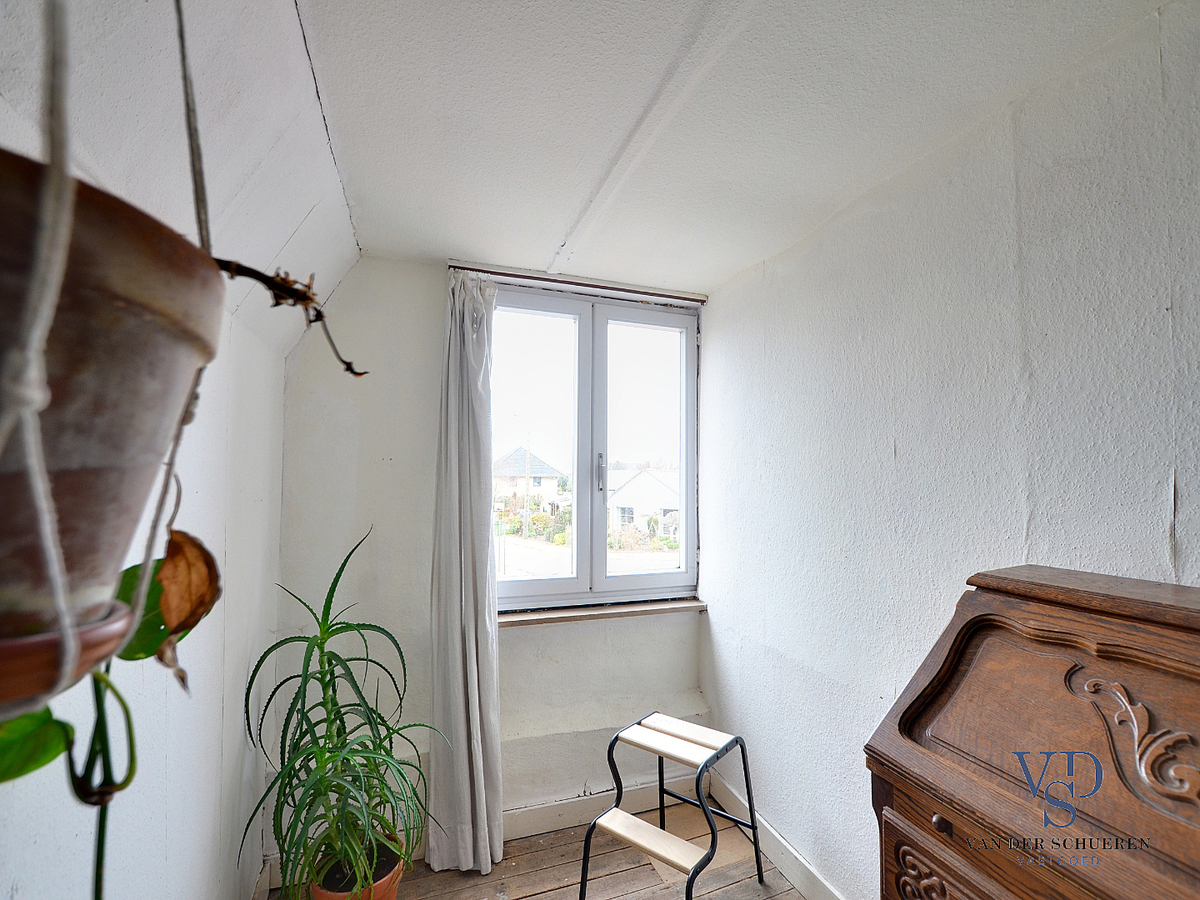 Karaktervolle, te renoveren woning (op bijna 900 m²). 