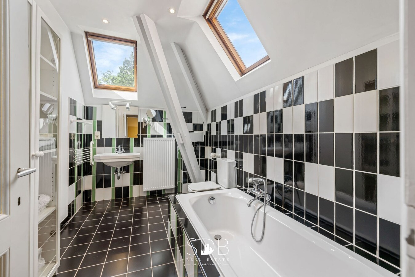 Prachtig kasteel met omringend park, weilanden en stalgebouw op circa 5hectare 