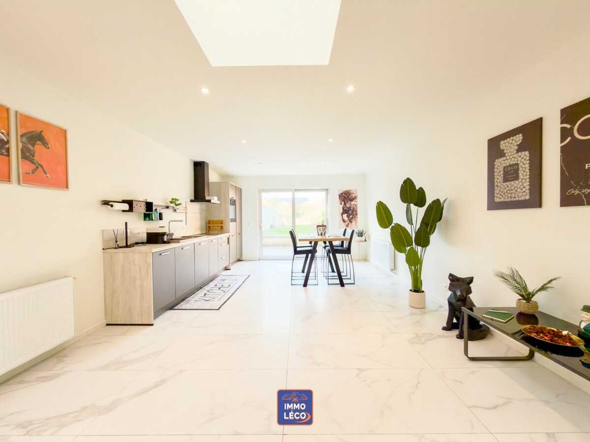 Maison spacieuse entièrement rénovée avec jardin ! 