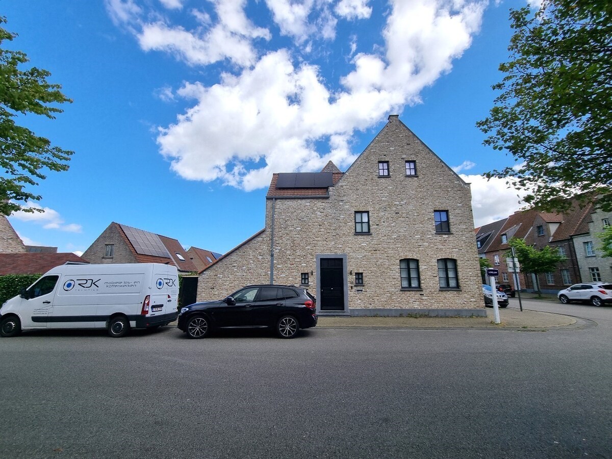 Klassevolle, statige hoekwoning te Heulebrug 