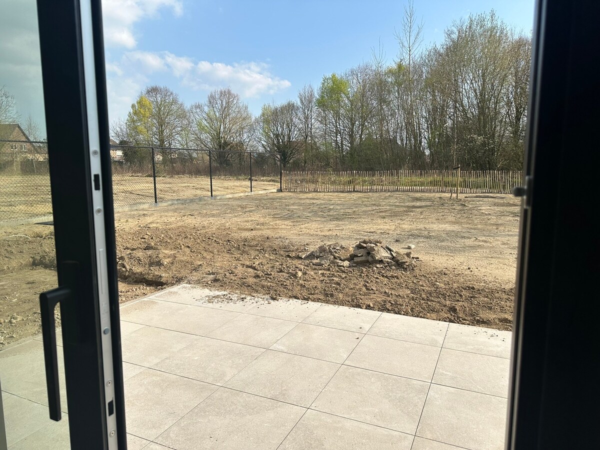 Nieuwbouw instapklare woning met 4 slaapkamers (waarvan 1 gelijkvloers) 