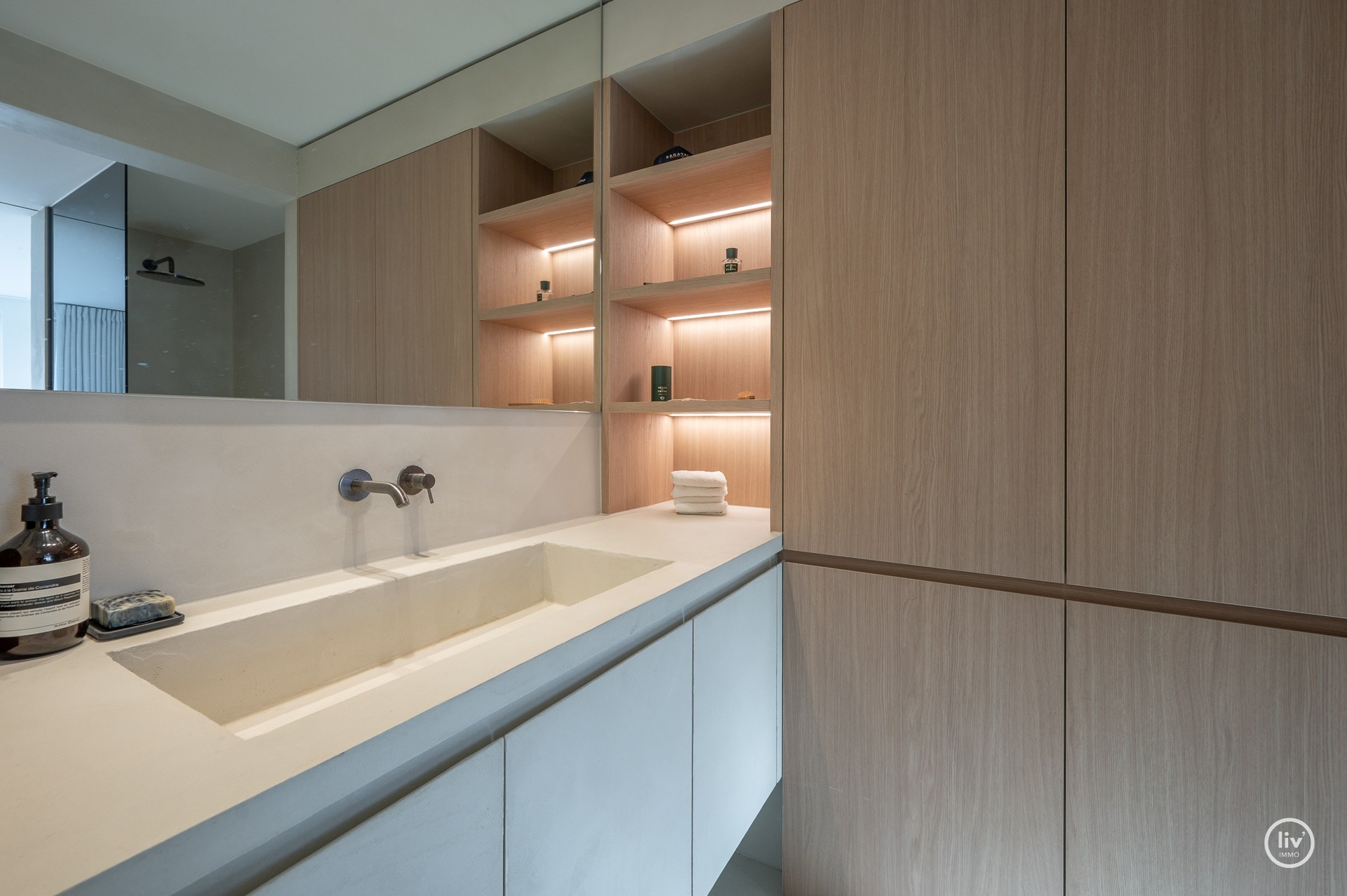 Magnifique appartement rénové avec une vue imprenable sur la mer, idéalement situé sur la digue du Zoute, à proximité de la place Albert. 