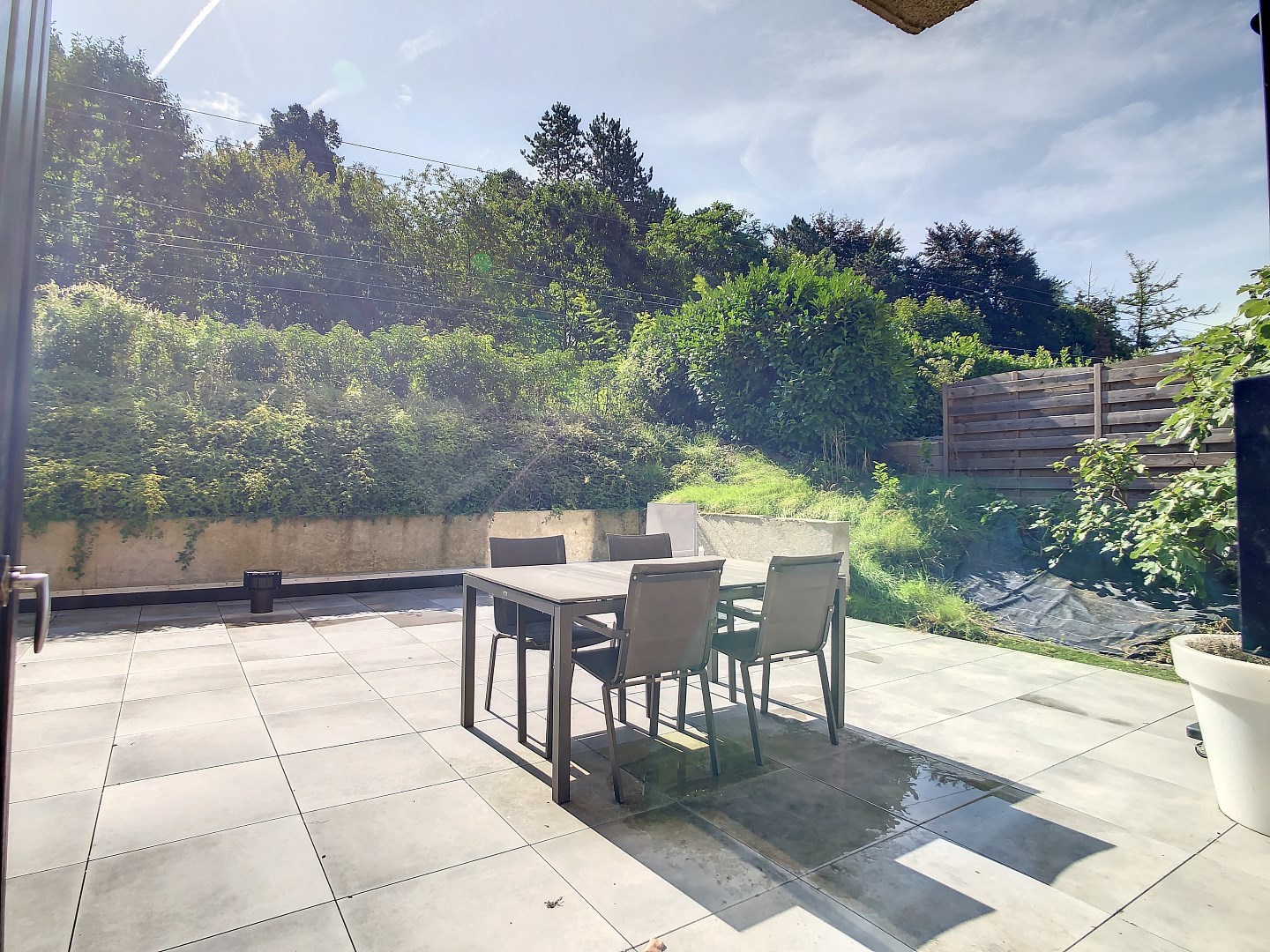 Goed gelegen gerenoveerd appartement met twee ruime slaapkamers, terras (25 m²) en garagebox - bewoonbare oppervlakte 73 m² 