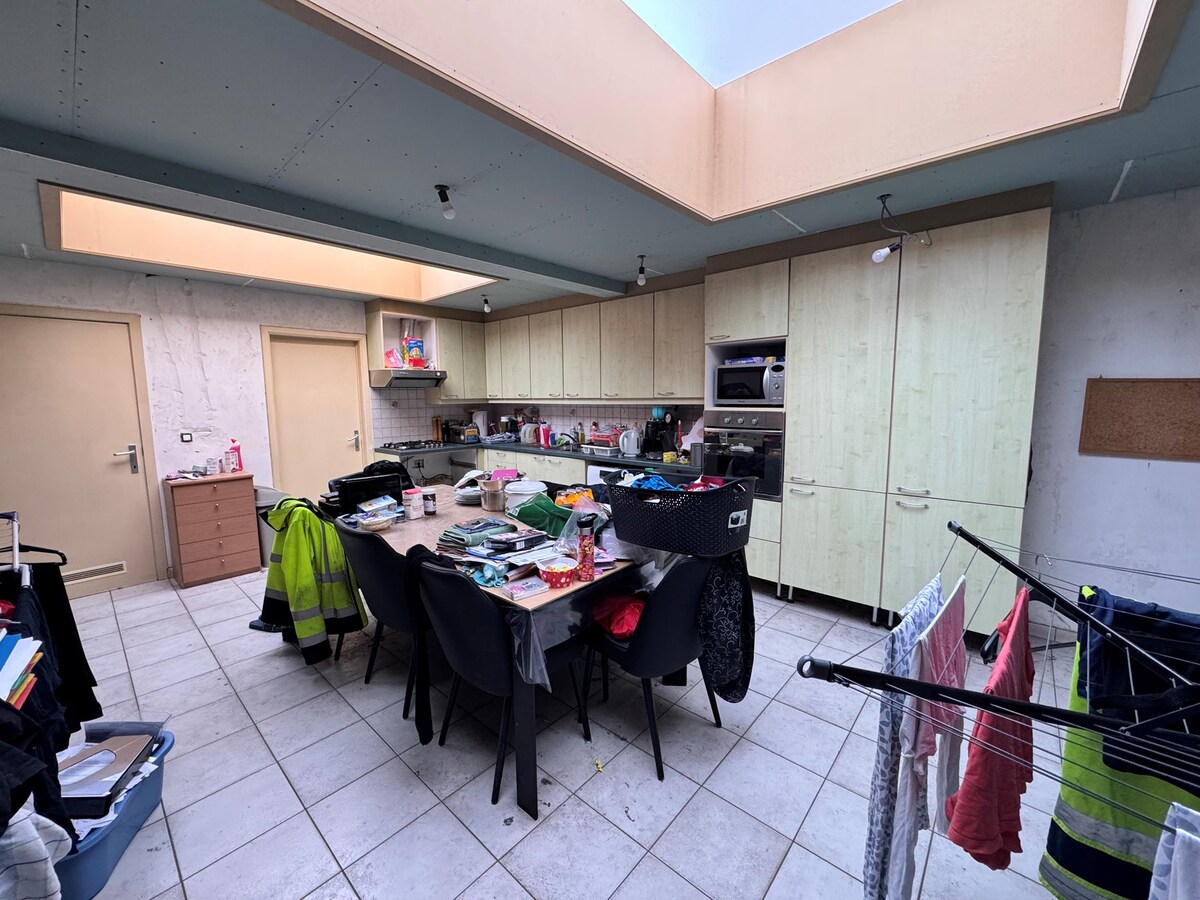 Woning met 4 slaapkamers en parkeerplaatsen te Gistel 