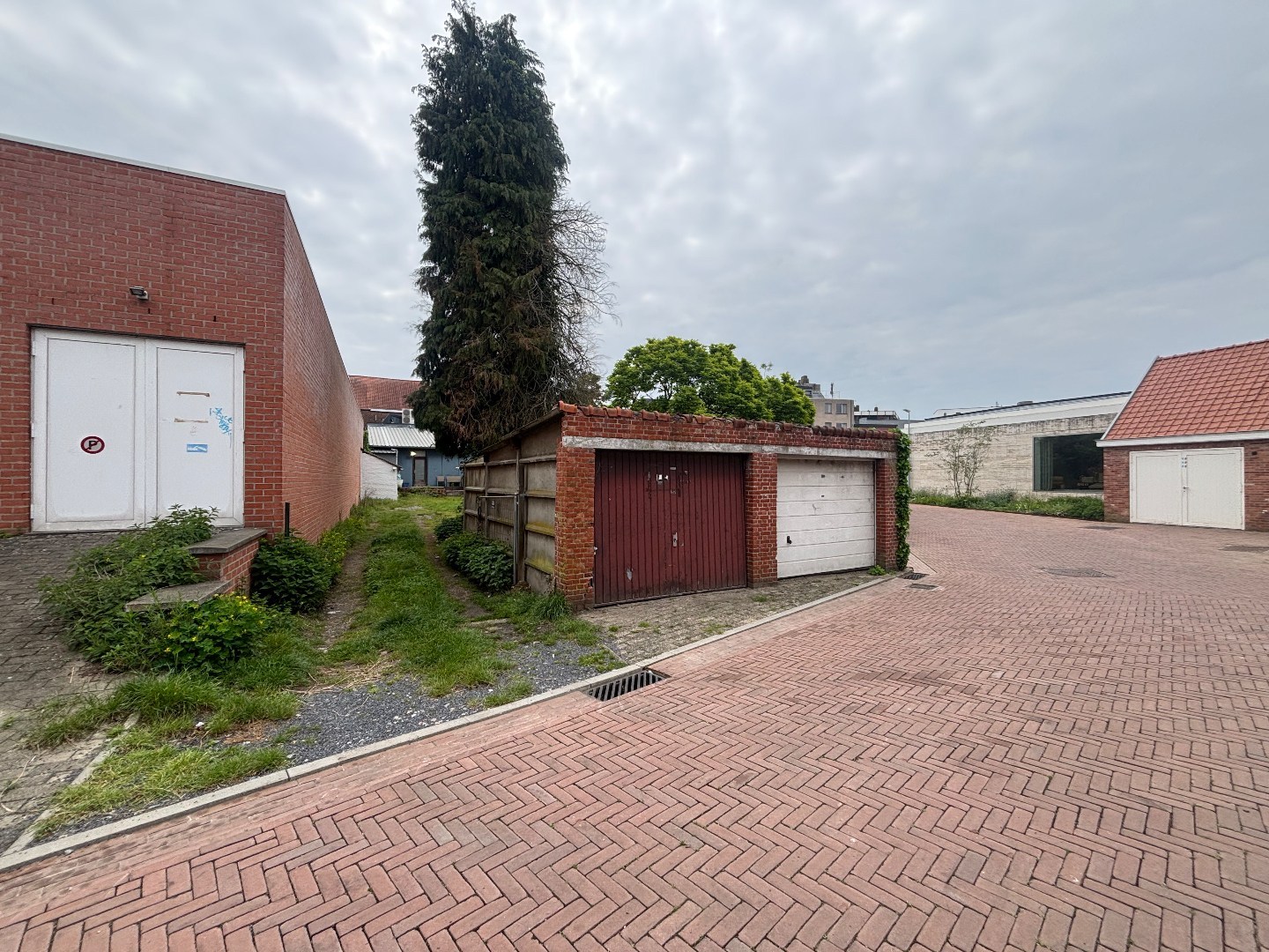 Handelshuis met 2 garages op topligging in centrum van Mol 