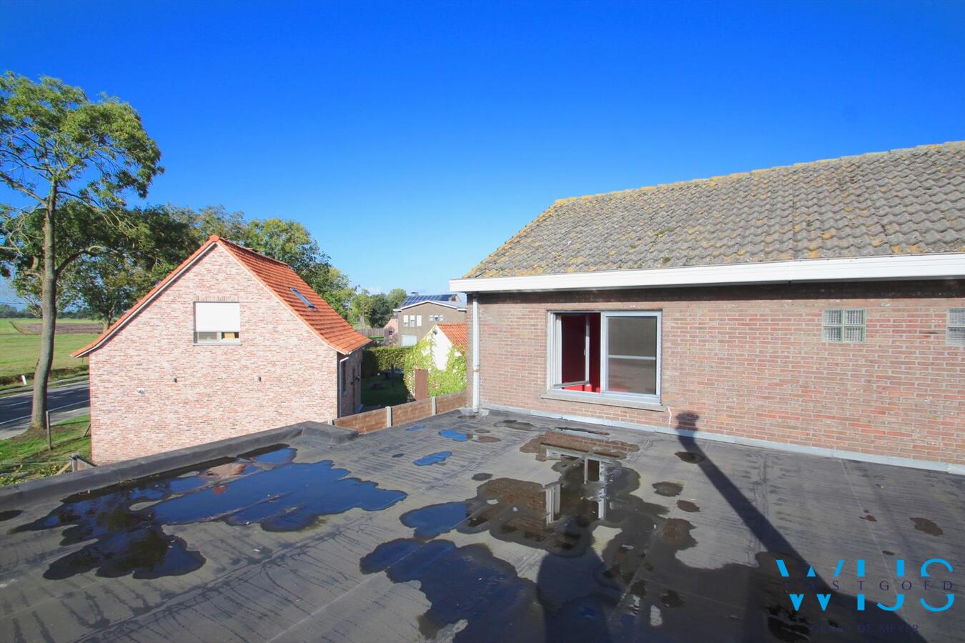 Vlot te renoveren woonhuis op een ruim perceel van 1130 vierkante meter te OOSTEEKLO ! 