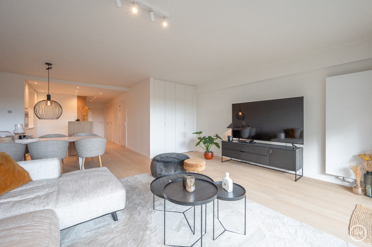 Integraal gerenoveerd 2-kamer appartement met een open zicht over het Yzepark (mogelijkheid tot aankoop van een garage onder de overzijde ). 