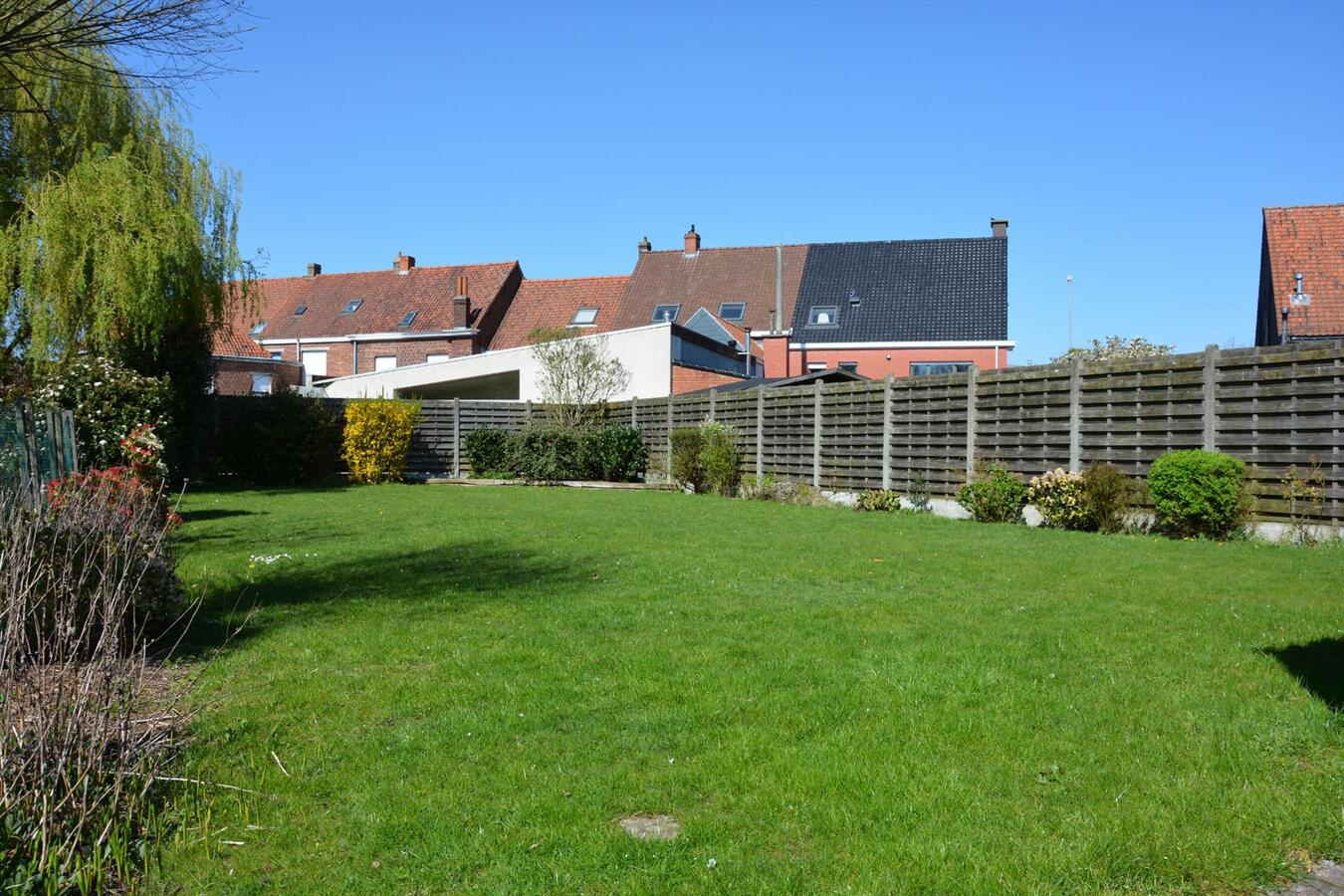 Ruime woning met grote opslagplaats/loods en zonnige tuin 