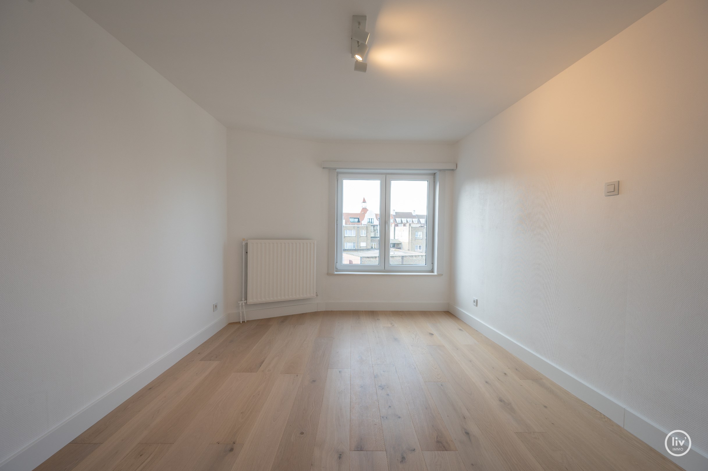 Ruim hoekappartement gelegen nabij de Lippenslaan, het station en Duinenwater. 