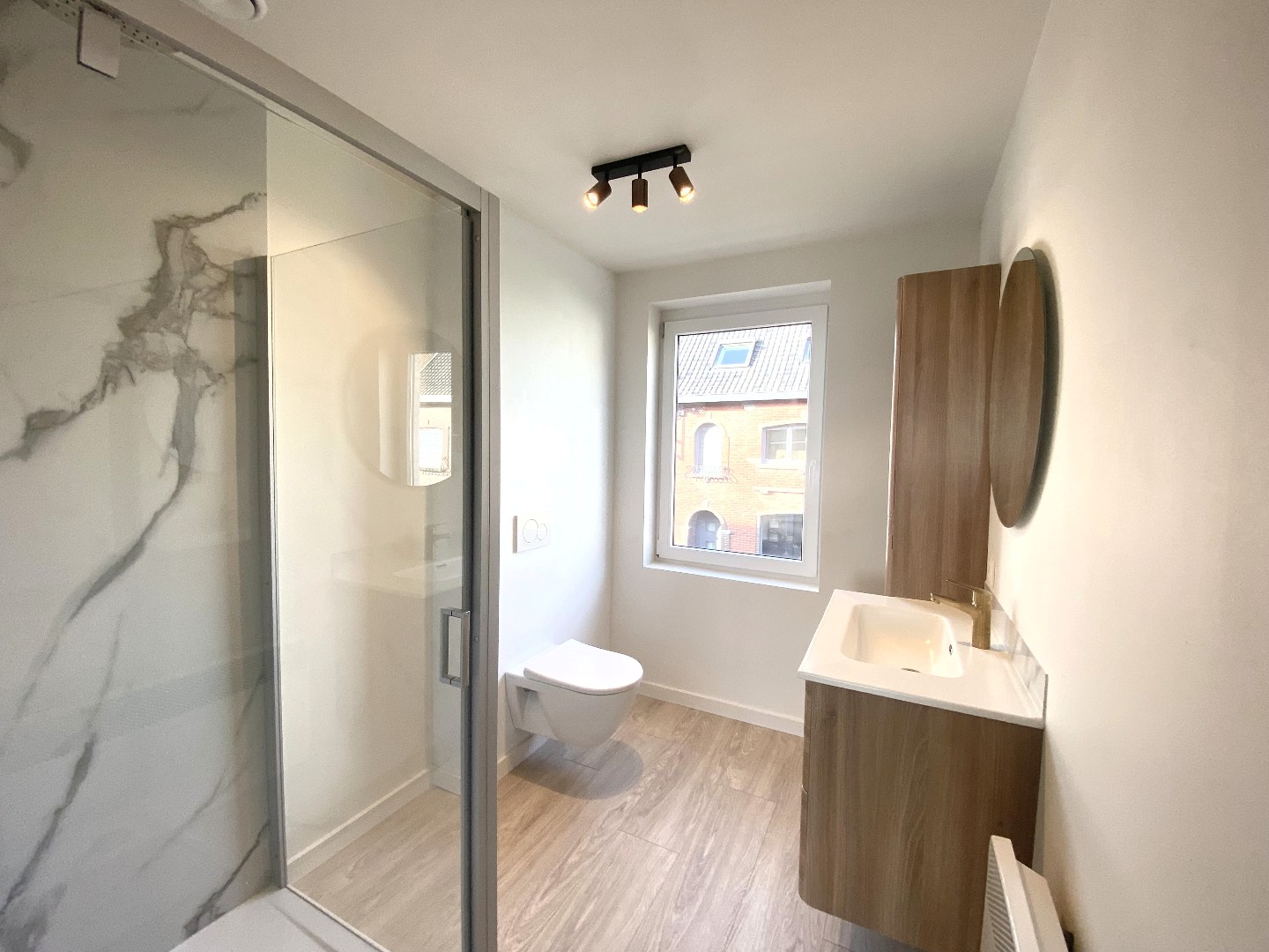 Volledig gerenoveerde centrumwoning in het hartje van Sint-Lodewijk op 442 m²! 