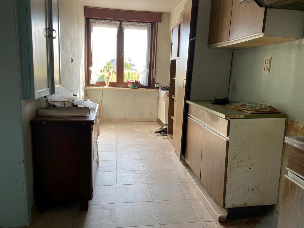 Deerlijk, te renoveren woning met klein magazijntje 