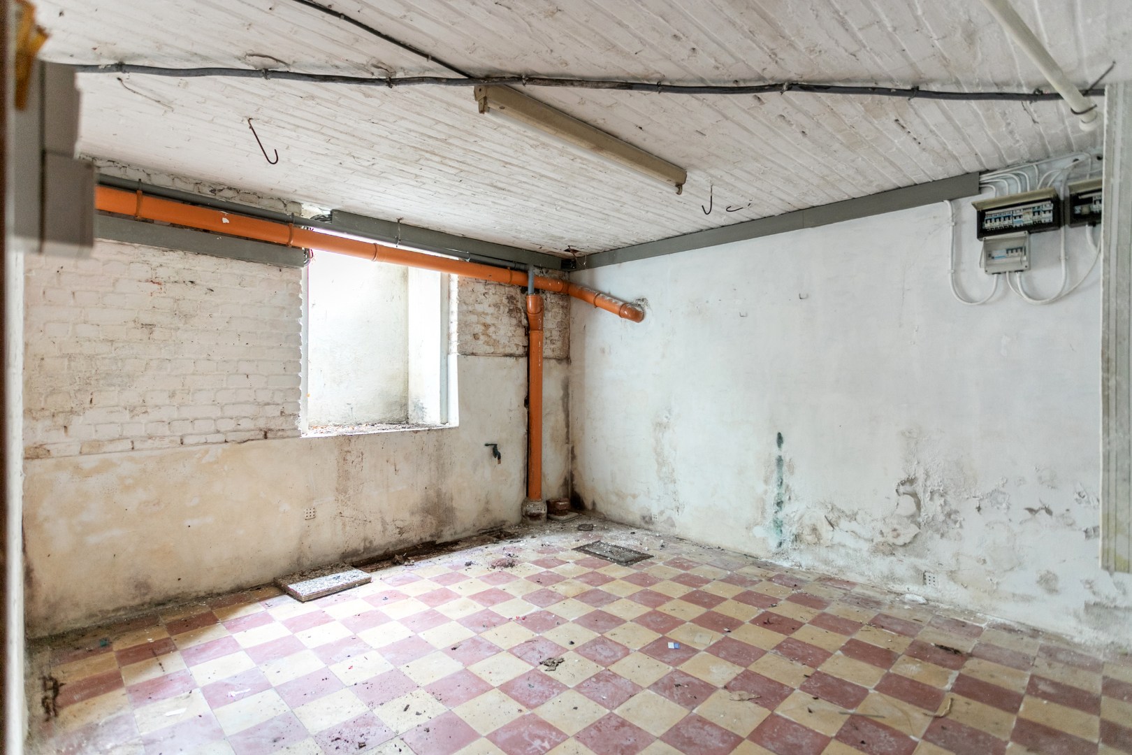 Kraktervolle woning met veel potentieel, 2 autostaanplaatsen en tuin te Dworp 