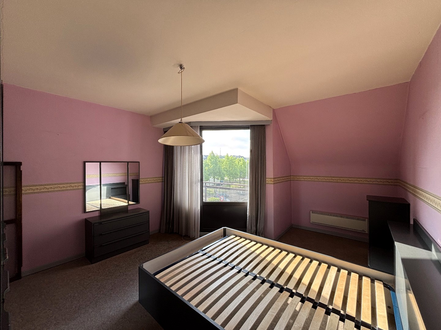 Deels te renoveren appartement met 2 slpk. gelegen in het centrum van Leopoldsburg 