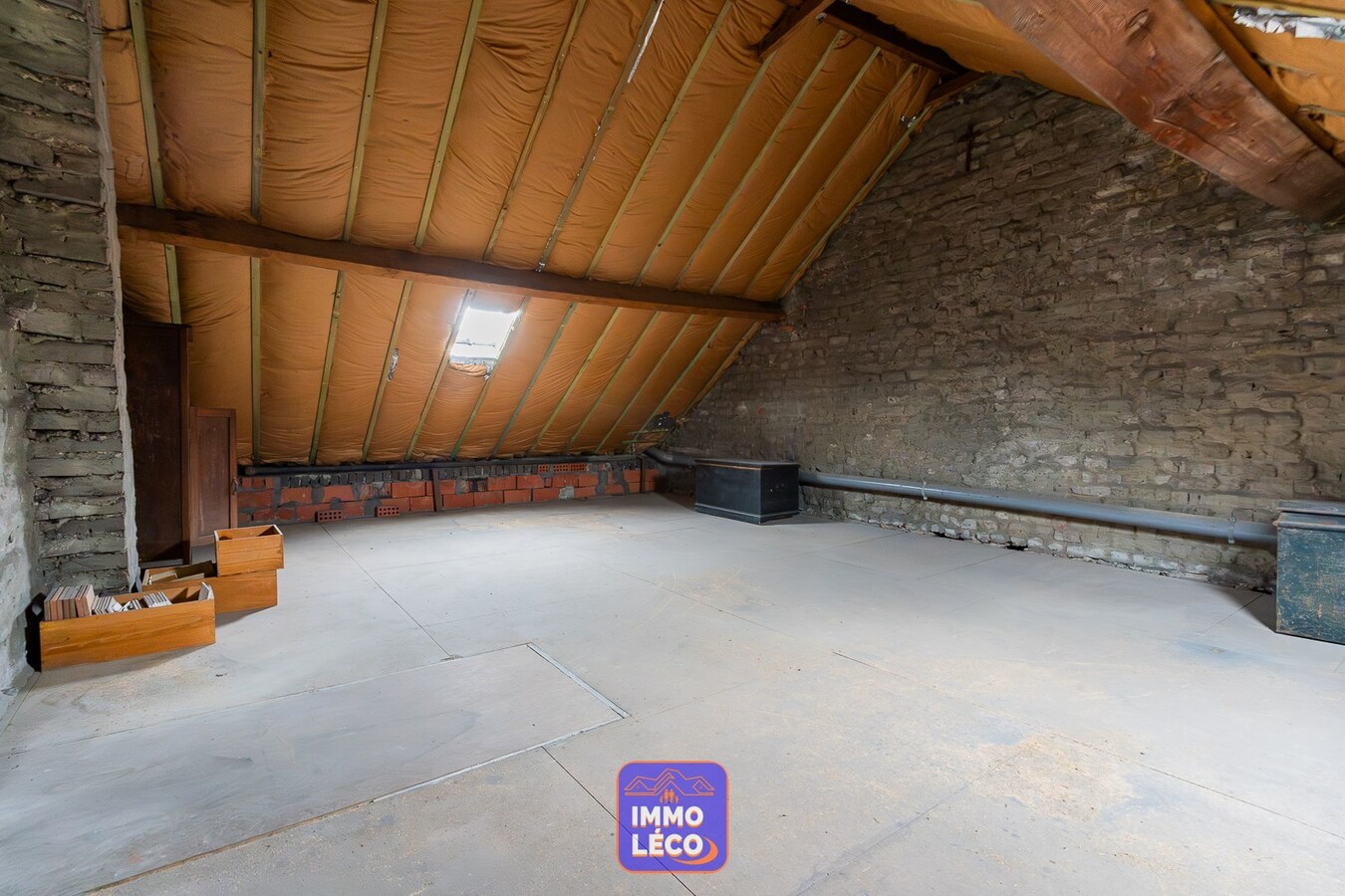 Double maison avec beaux volumes, garage et jardin, érigée sur 447m² ! 