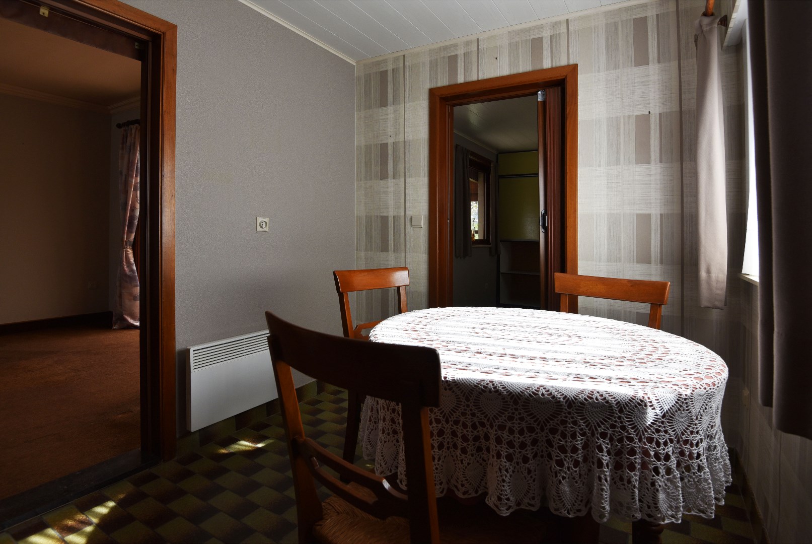 Op te frissen woning met 3 slpks, garage en tuin, rustig gelegen te Adegem 