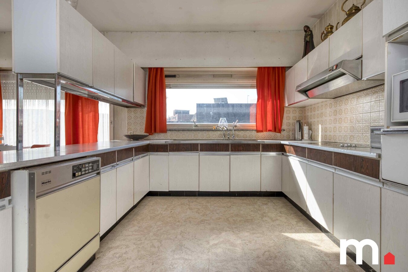 Unieke Gelijkvloerse Villa te Roeselare op 1620m² met 242m² bewoonbare oppervlakte! 