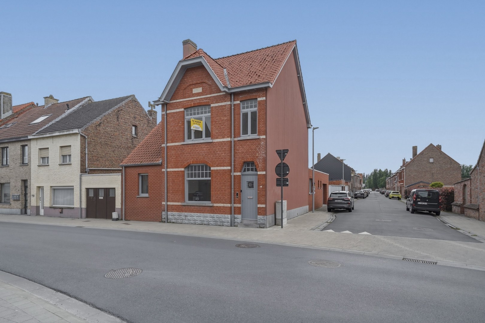 Karaktervolle instapklare hoekwoning met inpandige garage en zonnige stadstuin 