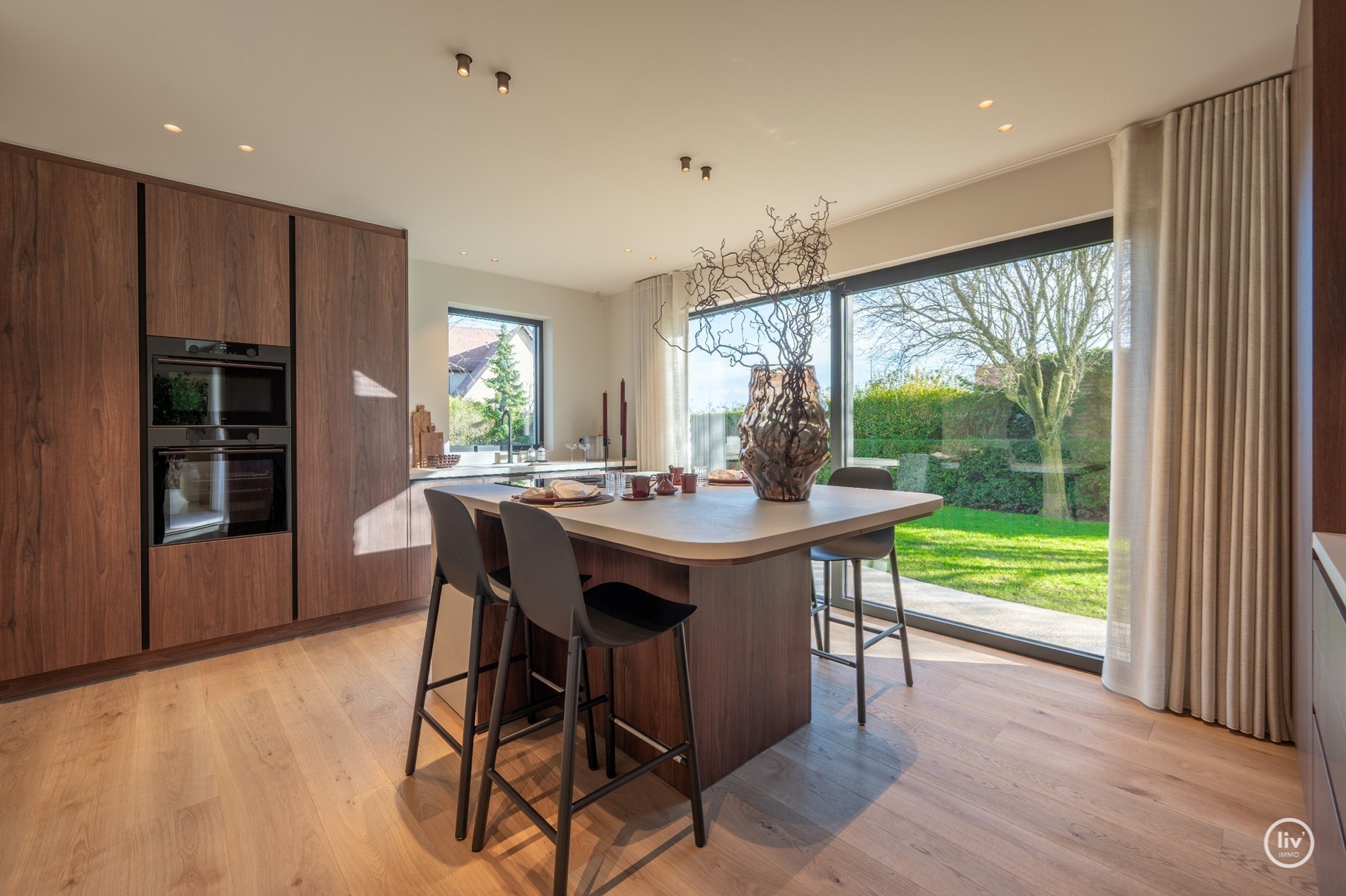 Magnifique villa rénovée, située sur un grand terrain de 1365 m2 dans un quartier résidentiel de villas, à proximité du centre de Knokke. 