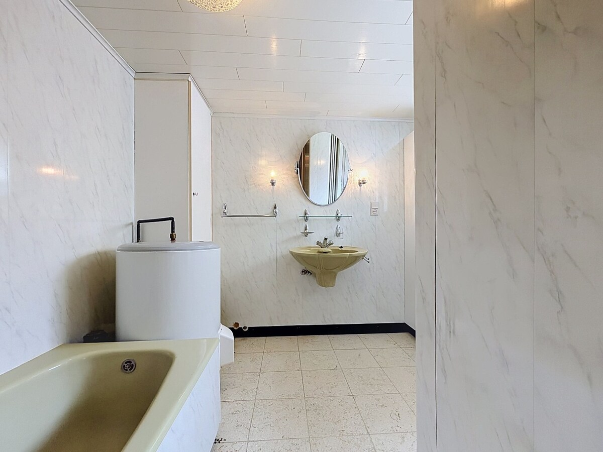 Ruime, te renoveren woning met veel potentieel te Erwetegem 