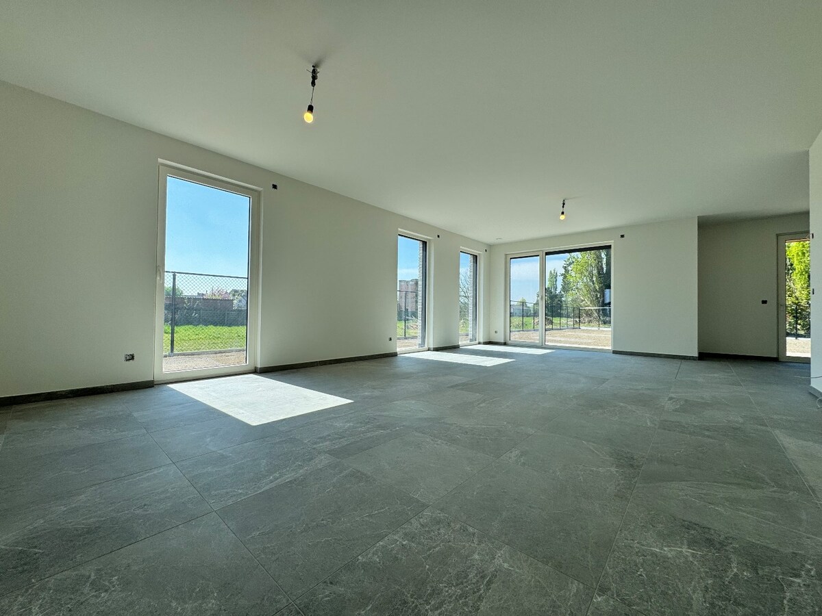 Instapklare nieuwbouwwoning met 4 slaapkamers en bureau te Kortemark 