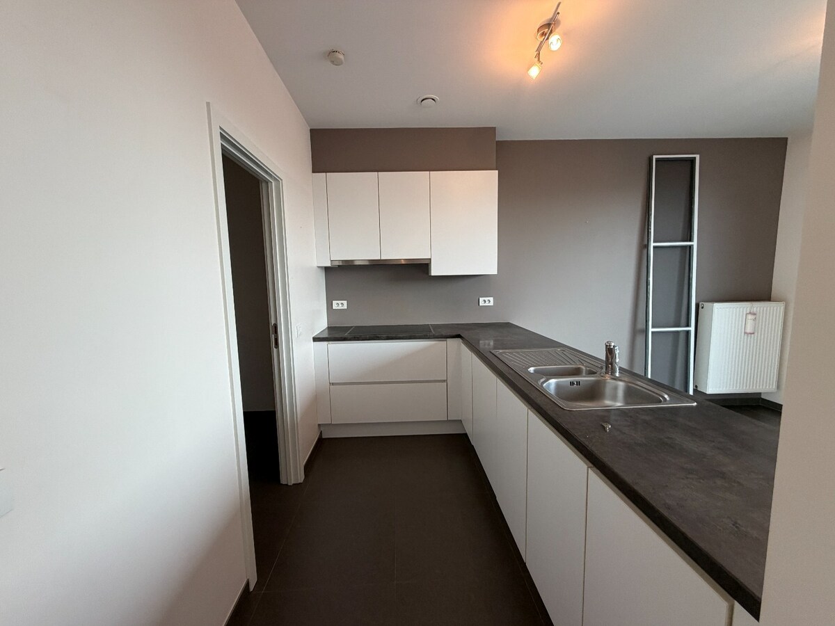 Uiterst ruim appartement (119m²)  met twee slaapkamers op de markt van Houthulst 