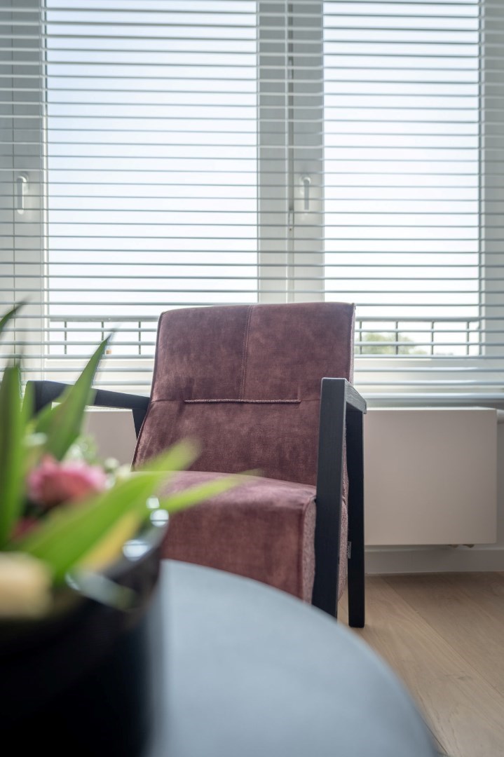 Volledig gerenoveerd 2 slaapkamer-appartement met een magnifiek OPEN ZICHT over de villa's te Churchilllaan. 