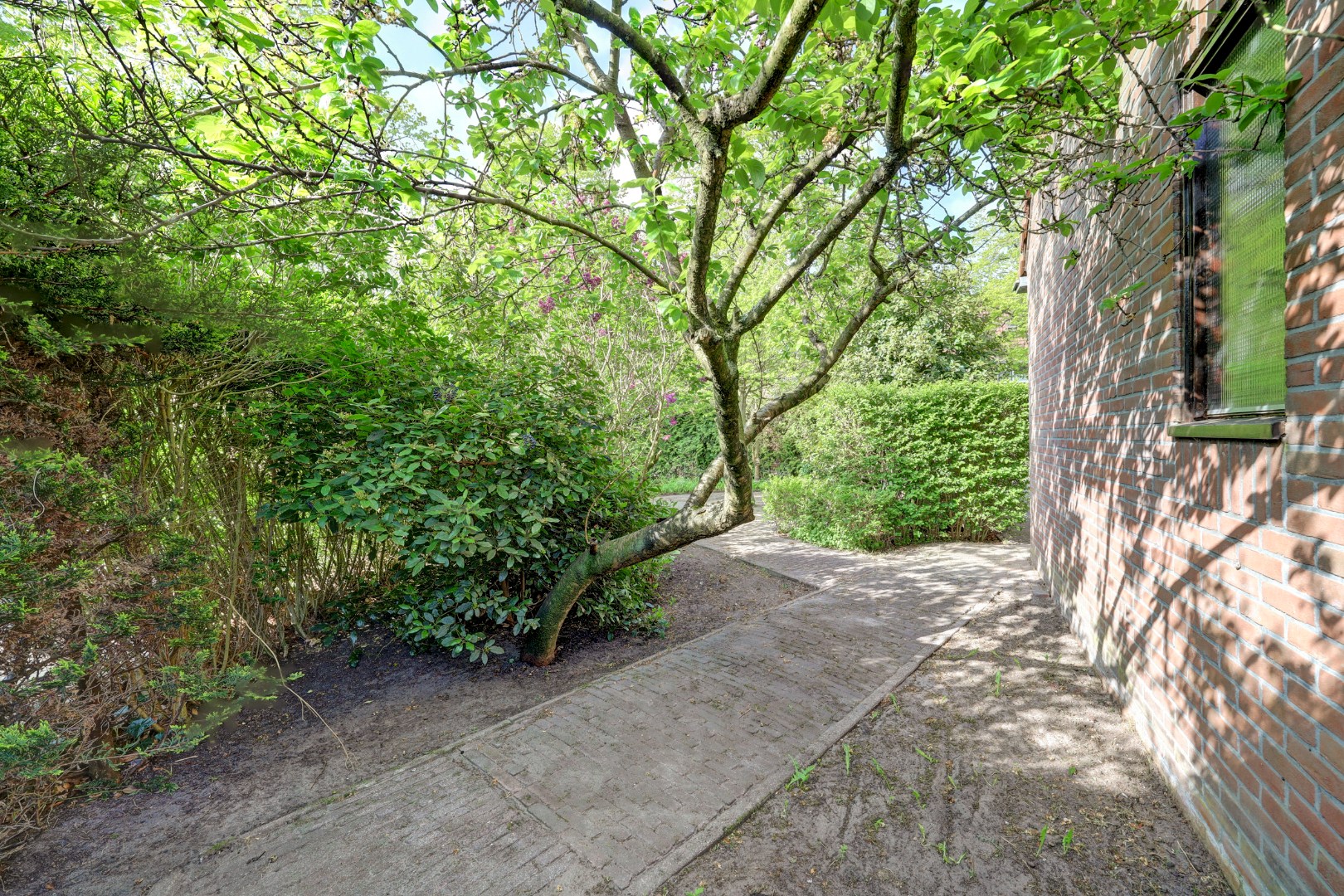 Ruime 5-kamer hoekwoning met aangebouwde garage op een kavel van maar liefst 297 m2 eigen grond! 