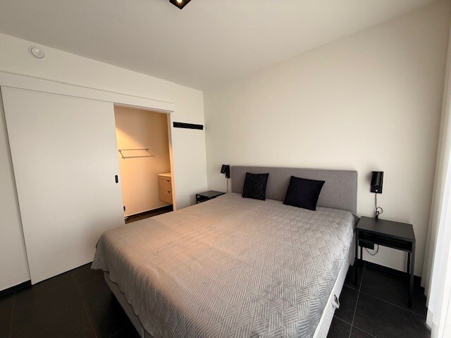 Nieuwbouwappartement met 1 slaapkamer, terras en autostandplaats te Maasmechelen. 