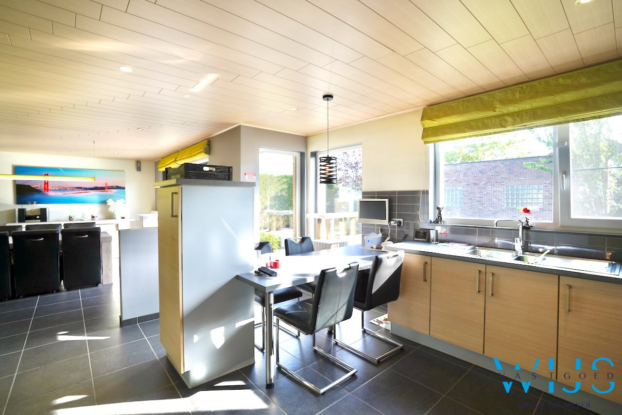 Ideale gezinswoning op 555 m² met 2 garages te Evergem ! 