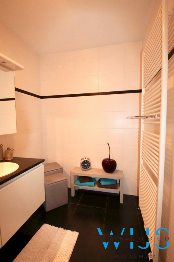 GELIJKVLOERS appartement met 2 slaapkamers &amp; garage te Ertvelde! 