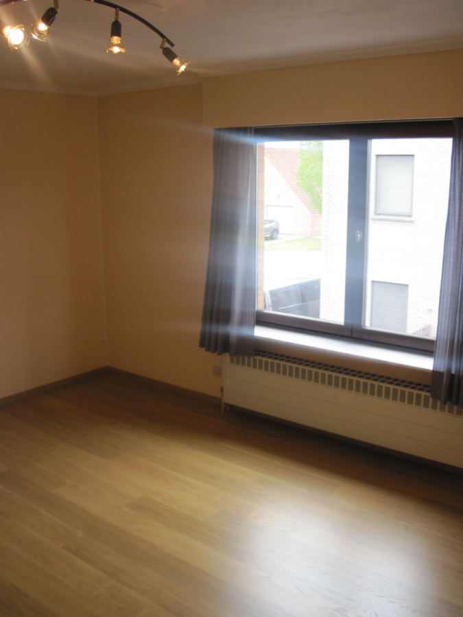 Bijzonder degelijke en ruime Half Open Bebouwing. 