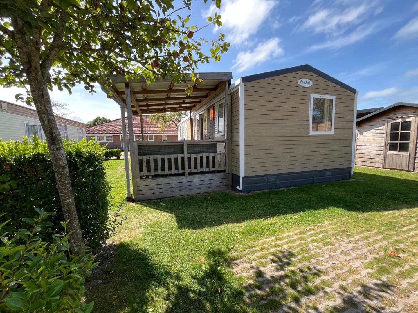 T.A. Makelaardij biedt aan – Chalet Z111-: Op een schitterende locatie in een goed verzorgd recreatiepark aan de kust van Walcheren bieden wij dit leuke chalet aan. 