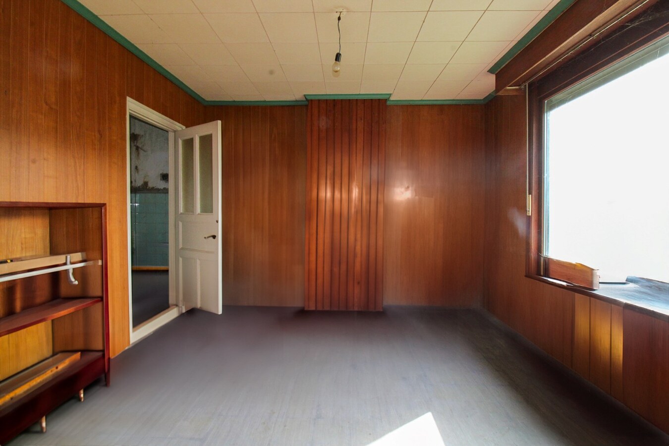 Unieke investeringskans: Halfopen bebouwing met garage, optie tot vijf slaapkamers en groot potentieel op toplocatie te koop in Waasmunster! 