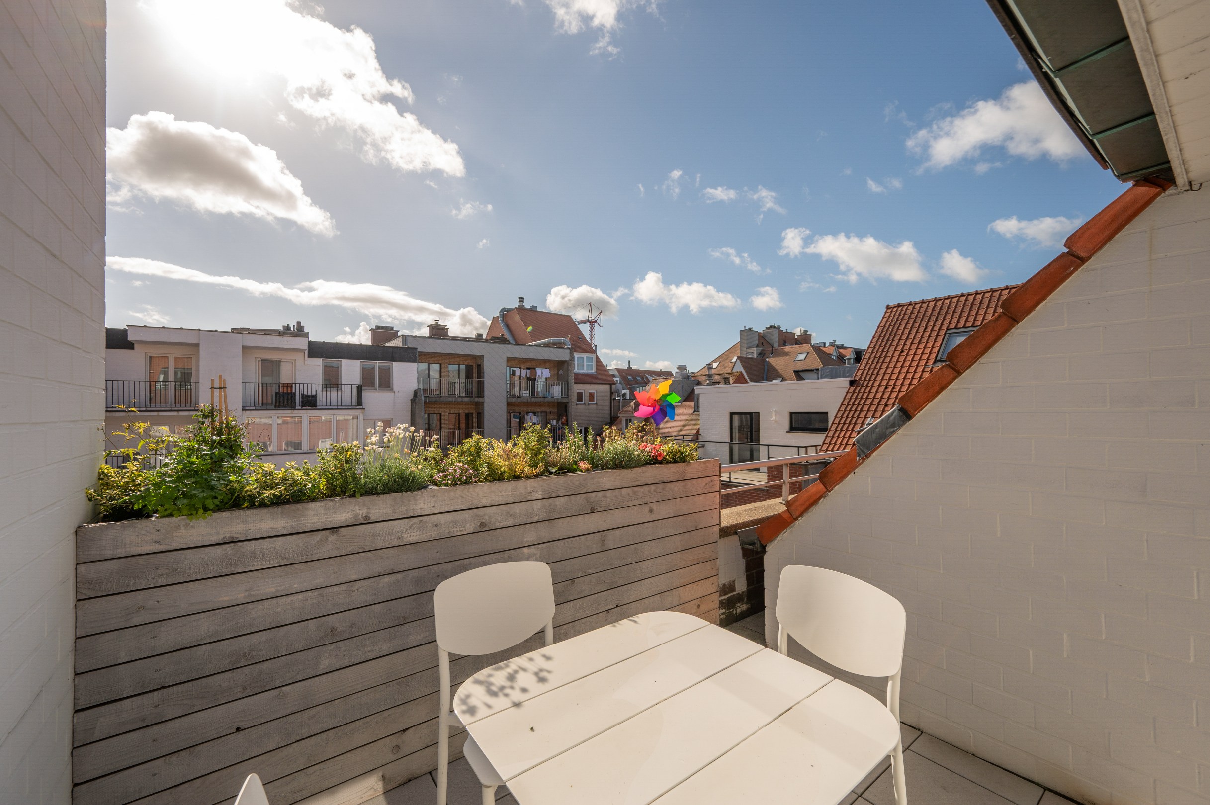 Stijlvol appartement met 2 zonnige terrassen op een toplocatie in Knokke Centraal gelegen tussen zeedijk en Lippenslaan. 
