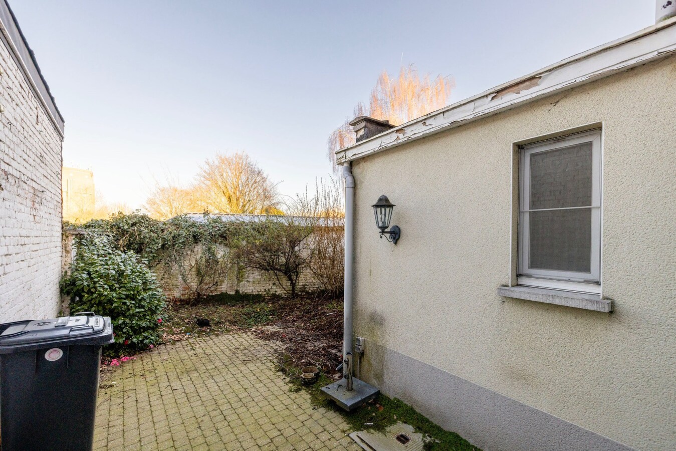 Te renoveren woning met 2 slpks en tuintje 