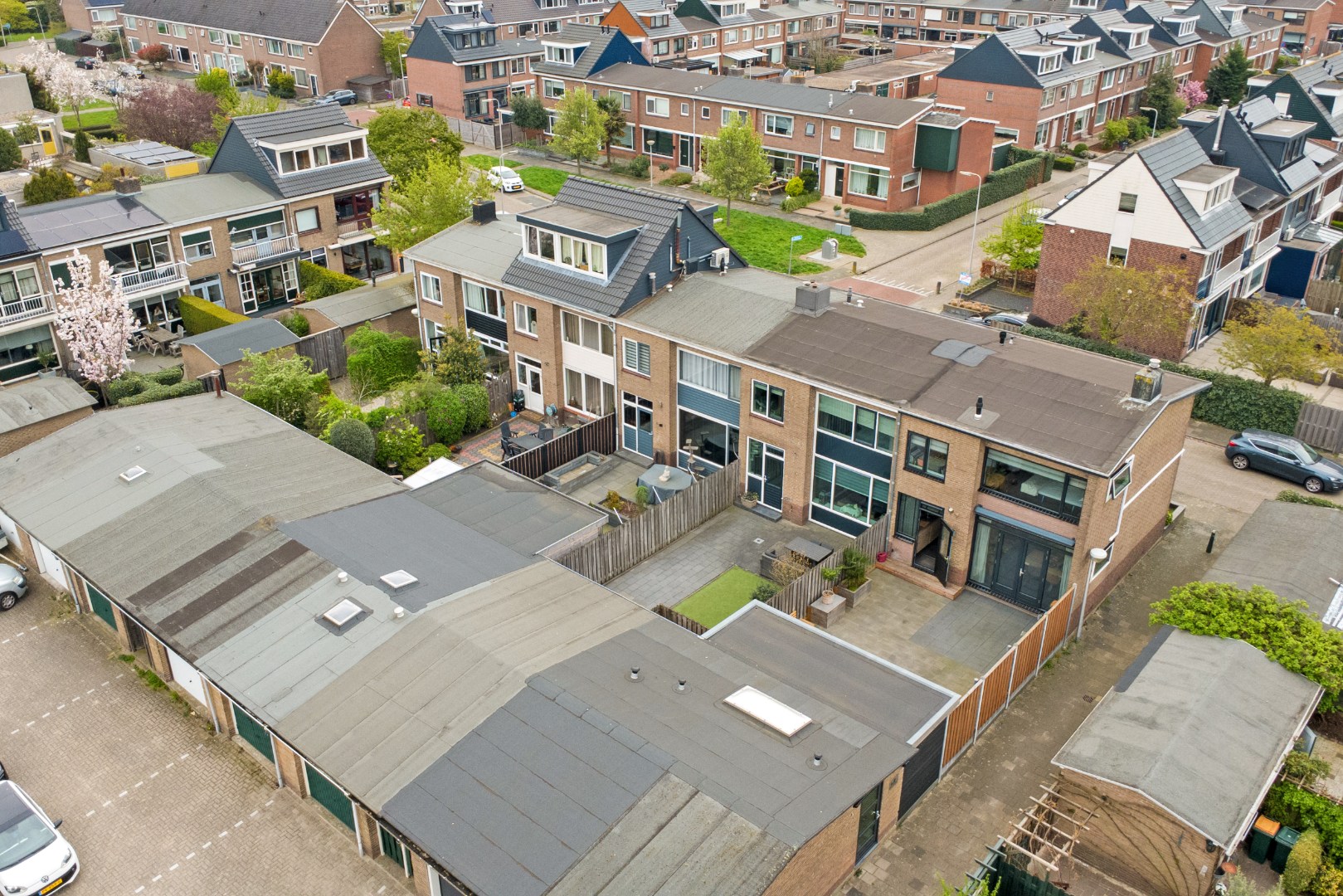 Lichte 4-kamer tussenwoning met eigen garage, 3 slaapkamers, onderhoudsvriendelijke tuin met berging en gelegen op eigen grond! 