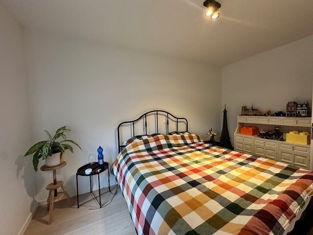 Hoogwaardig afgewerkt nieuwbouw gelijkvloers BEN-appartement met 2 slaapkamers, gelegen op het dorpsplein van Tongerlo. 