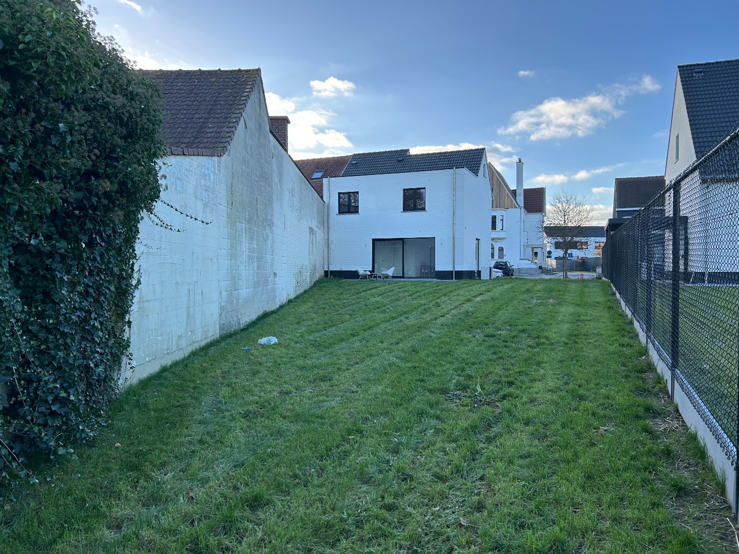 Stijlvolle en ruime nieuwbouwwoning met garage en tuin op 555 m² 