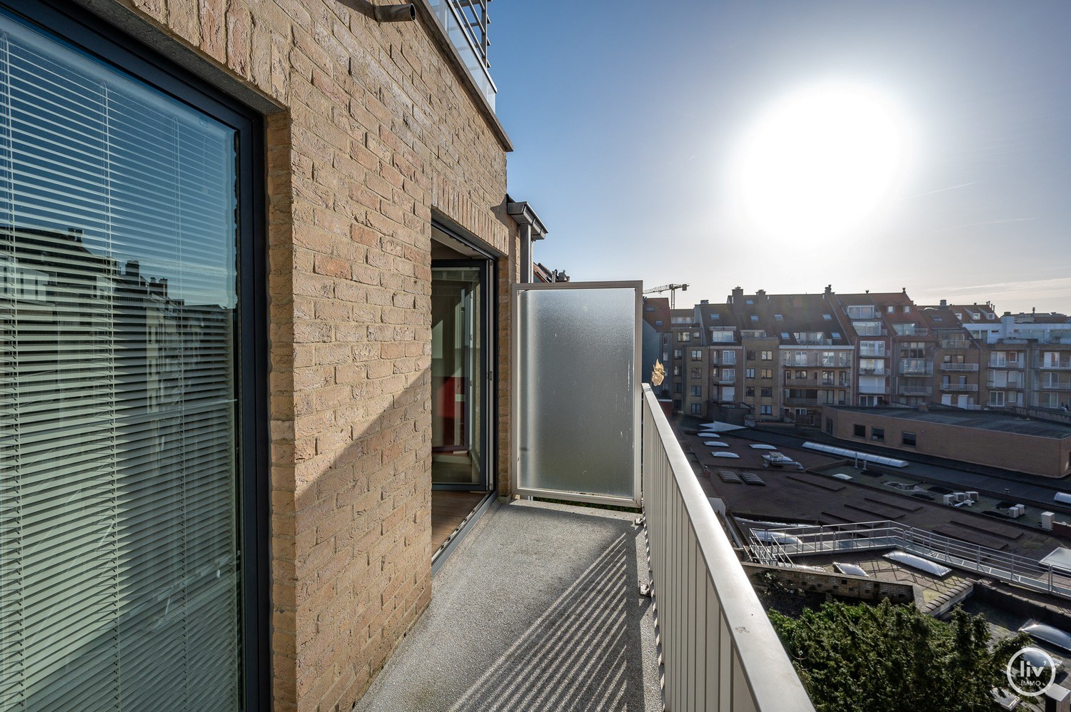 Meublé - Appartement récemment rénové et fini avec des matériaux de haute qualité comprenant 2 chambres à coucher et une largeur de façade de 6 mètres, idéalement situé à proximité de l'avenue Dumorti 