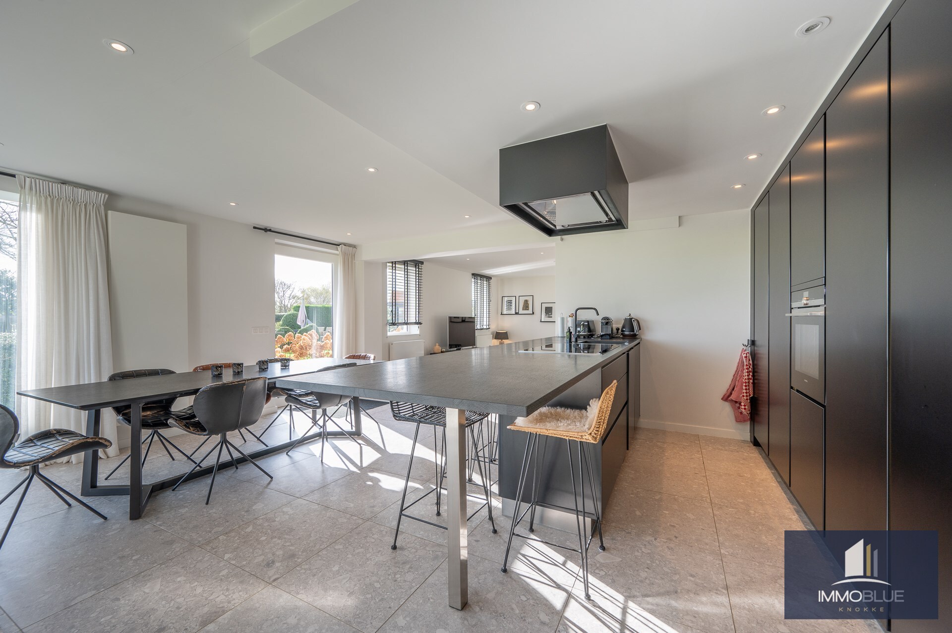 Charmante hoeve met volledig ingericht atelier gelegen op een perceel van ongeveer 5.500 m². 