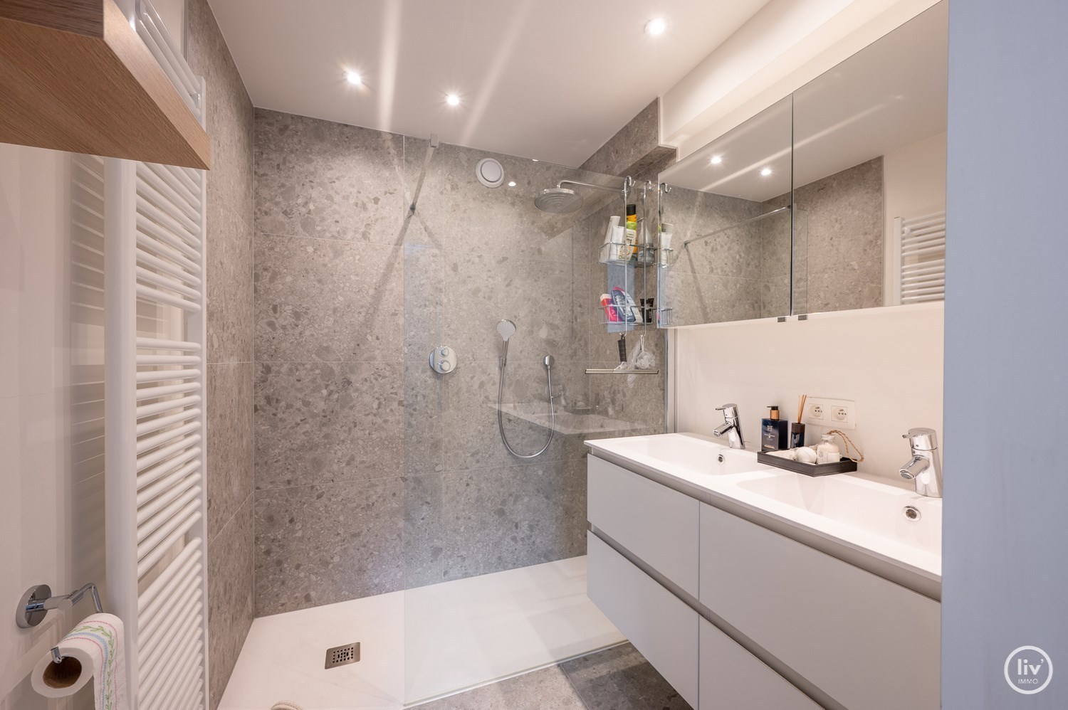 Integraal gerenoveerd 2-kamer appartement met een open zicht over het Yzepark (mogelijkheid tot aankoop van een garage onder de overzijde ). 